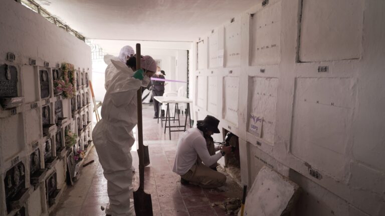 La Unidad de Búsqueda pide apoyo para identificar cuerpos de antiguos combatientes que fueron recuperados en el cementerio de El Santuario