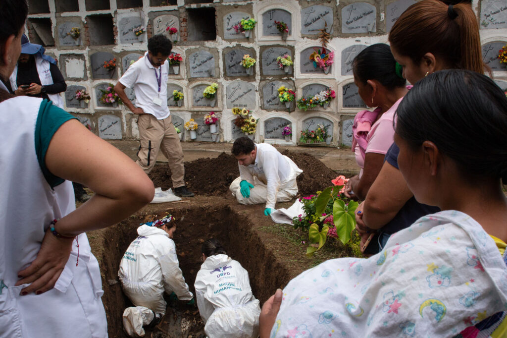 Mujeres que buscan a sus seres queridos desaparecidos acompañan a un equipo forense de la Unidad de Búsqueda en una acción humanitaria en cementerio. Foto: Comunicaciones UBPD.