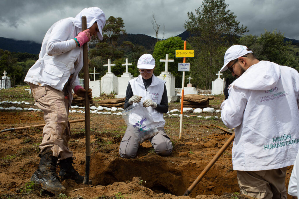 Equipo forense de la Unidad de Búsqueda adelantando una recuperación de cuerpos en un cementerio.