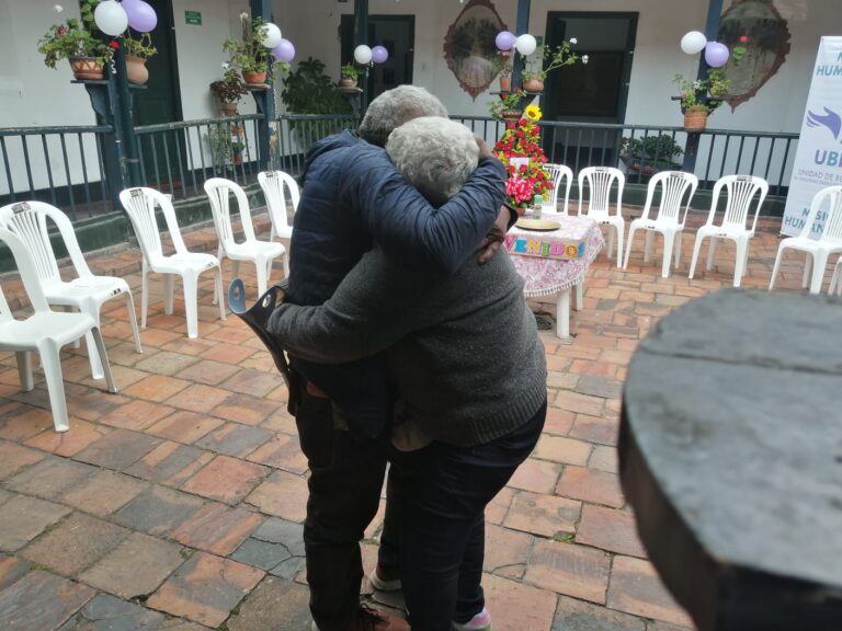 Madre e hijo se reencuentran después de 30 años de desaparición
