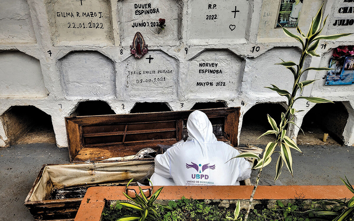 Un funcionario de la Unidad de Búsqueda en medio de la internveción forense en el cementerio de Briceño, en Antioquia