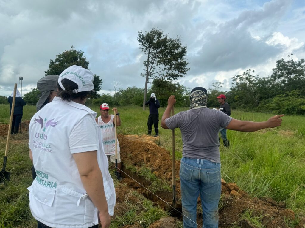 Funcionario de la Unidad de Búsqueda en plena intervención de predio en Santander