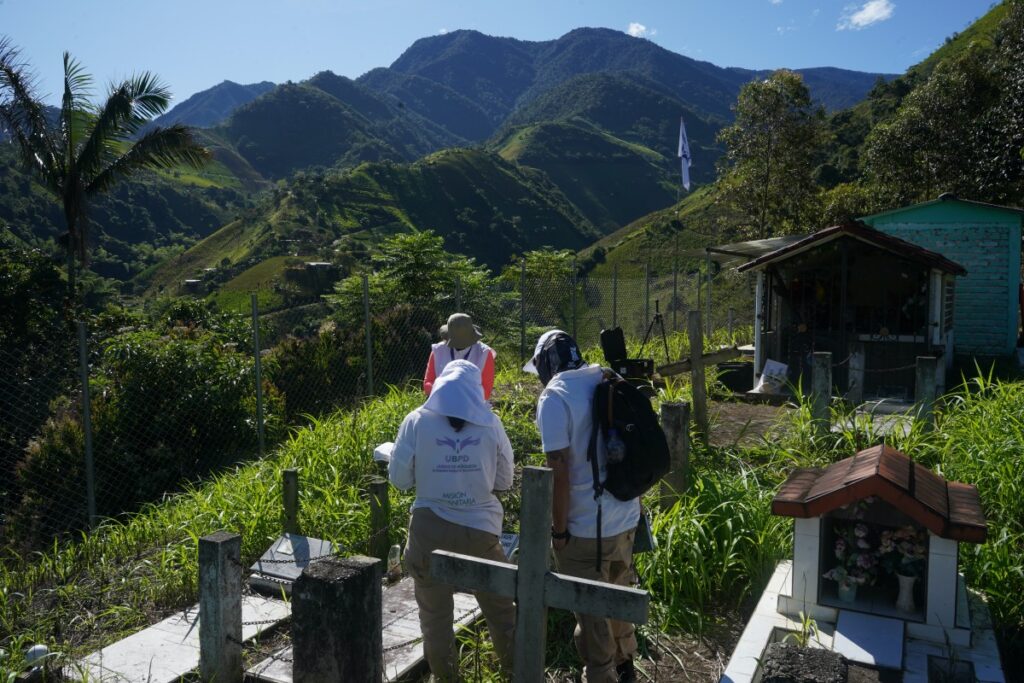 Equipo de la Unidad de Búsqueda en el Cauca durante acción humanitaria para recuperar un cuerpo en el municipio de Argelia