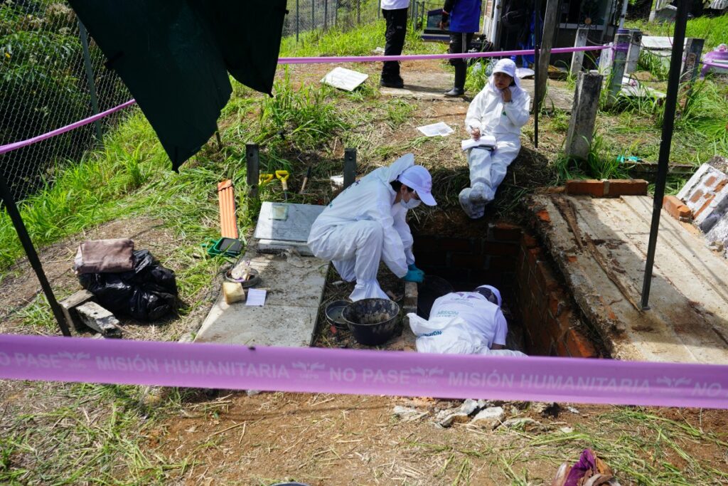 Equipo de la Unidad de Búsqueda en el Cauca durante acción humanitaria para recuperar un cuerpo en el municipio de Argelia