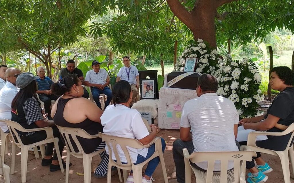 La familia de Víctor reunida al rededor del féretro con el cuerpo