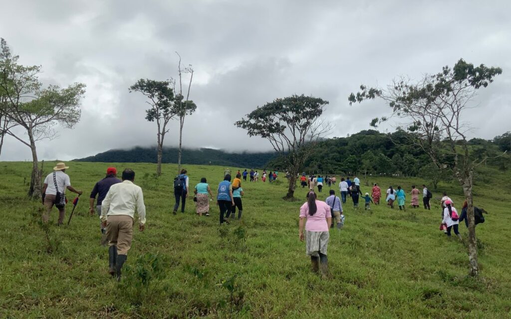 Caravana de las familias de los jóvenes indígenas del pueblo Nasa en zona rural de Mesetas