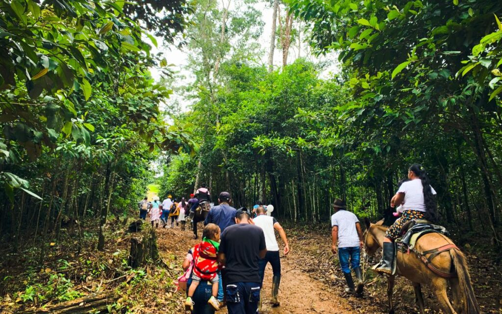 Caravana de las familias de los jóvenes indígenas del pueblo Nasa en zona rural de Mesetas