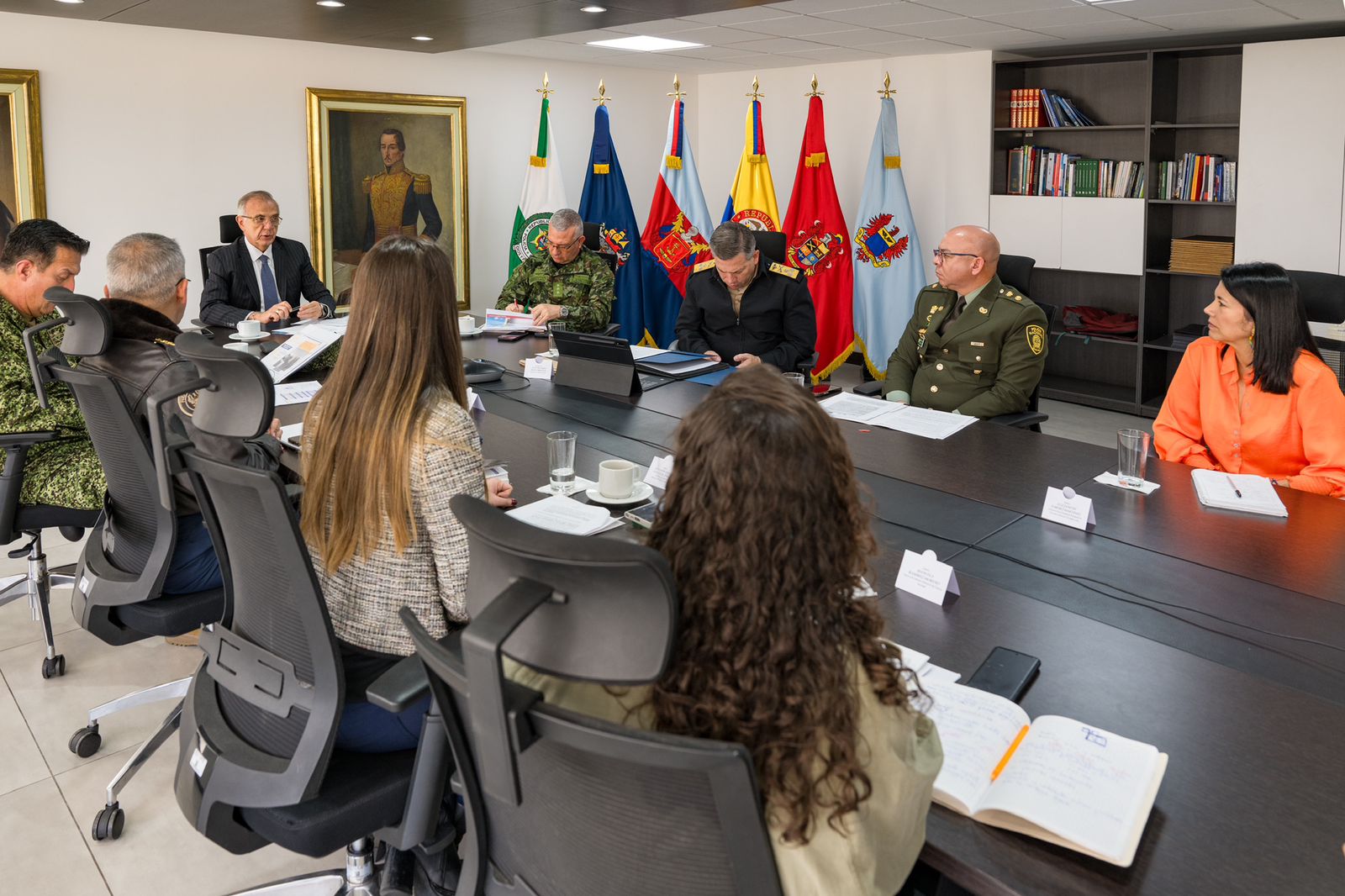 El ministro de Defensa, Iván Velásquez Gómez, reunido con la directora de la Unidad de Búsqueda, Luz Janeth Forero Martínez