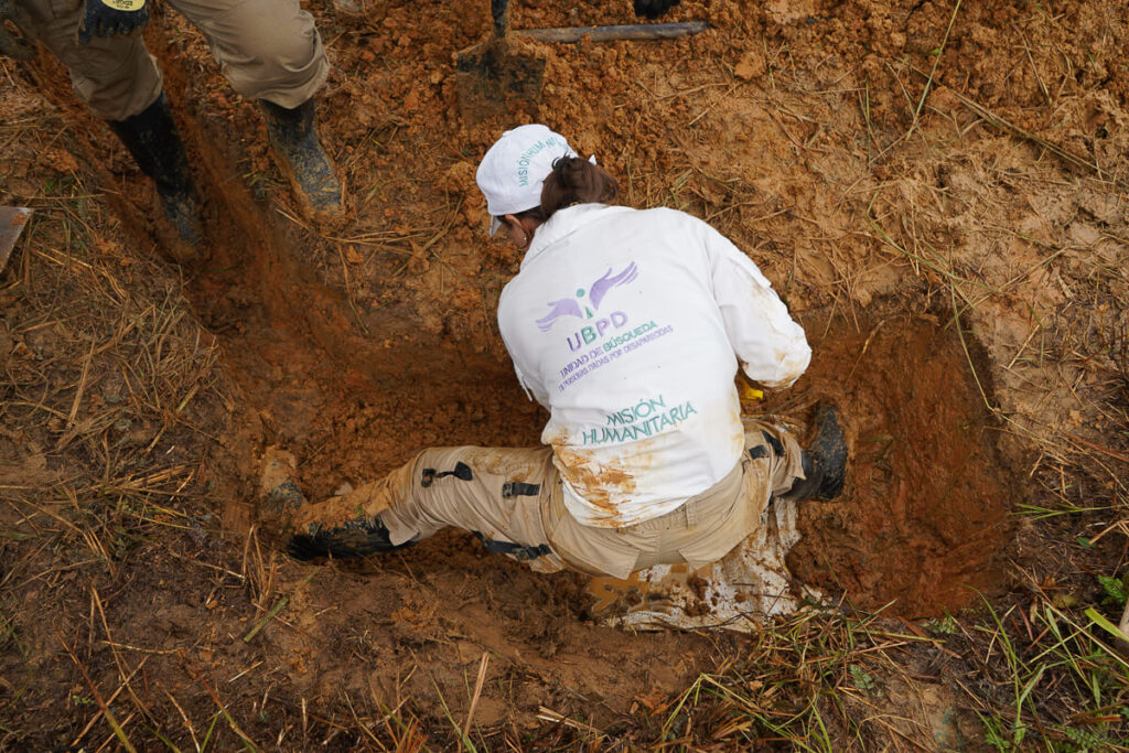 Equipo de la Unidad de Búsqueda recuperando dos cuerpos en zona rural de Curillo, en Caquetá