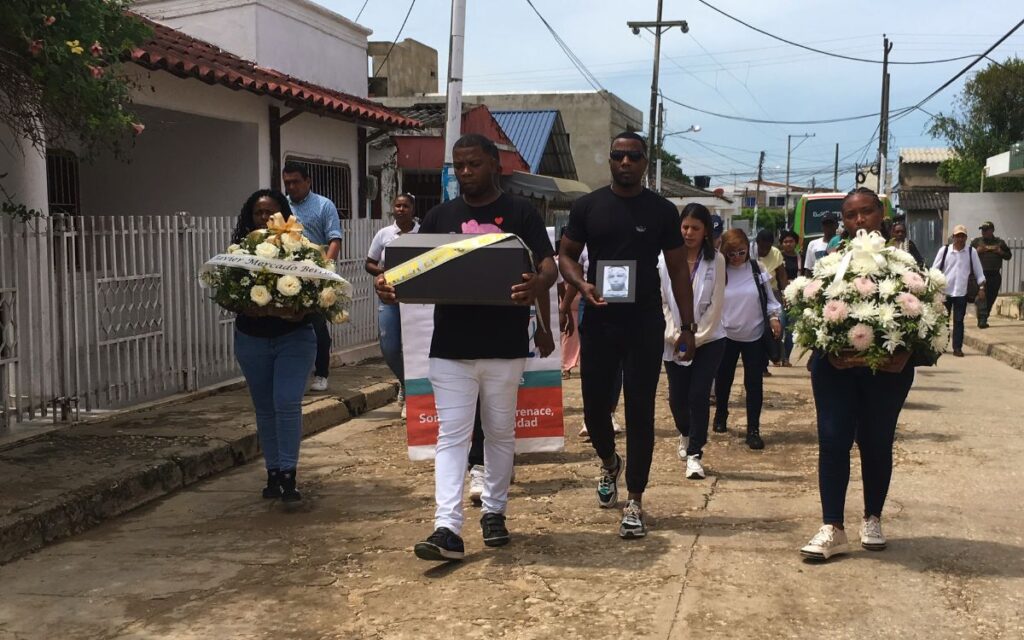 Familia de dos jóvenes de Sucre en el acto de memoria y entrega digna de sus seres queridos, en Tolu y San Onofre (Sucre)