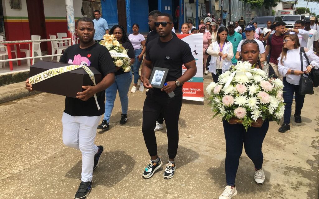 Familia de dos jóvenes de Sucre en el acto de memoria y entrega digna de sus seres queridos, en Tolu y San Onofre (Sucre)