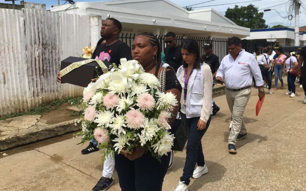 Familia de dos jóvenes de Sucre en el acto de memoria y entrega digna de sus seres queridos, en Tolu y San Onofre (Sucre)