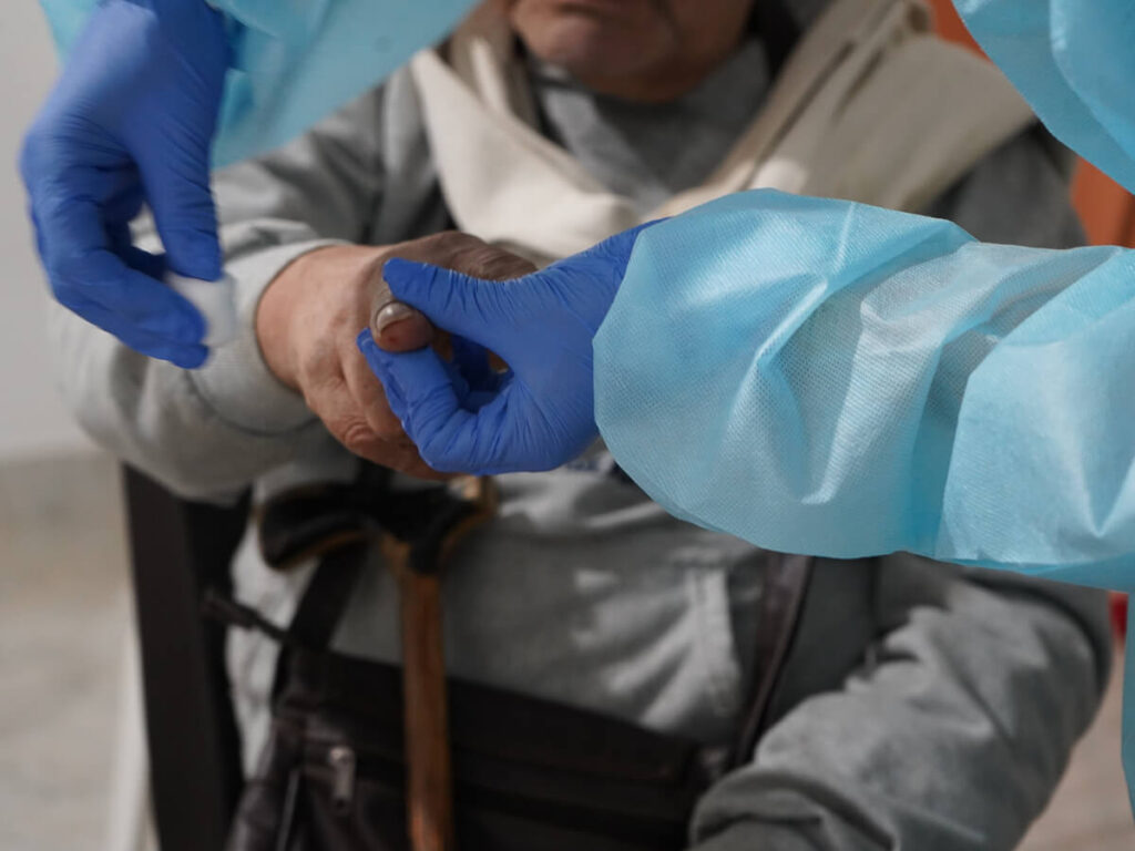 Toma de muestra de ADN de una persona mayor en Caquetá