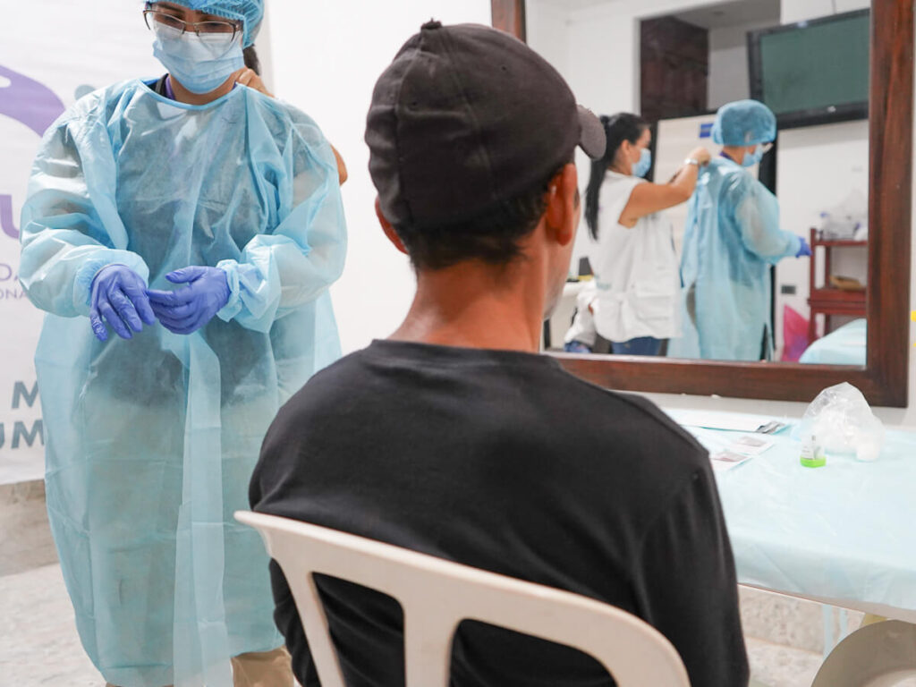 Jornada de toma de muestra de ADN de una persona mayor en Caquetá