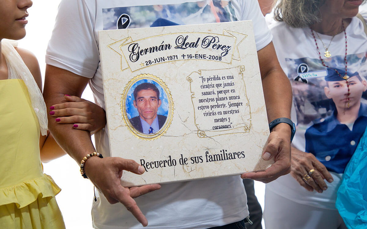 La lápida de Germán Leal con un mensaje de su familia durante la entrega digna