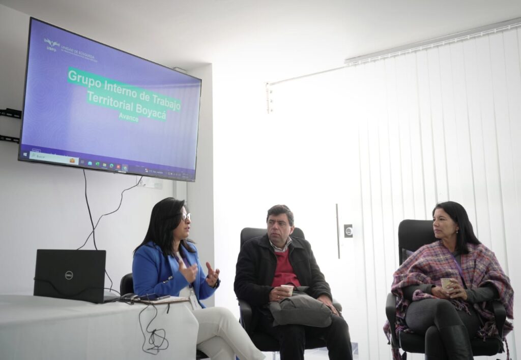 Equipo de la sede Boyacá de la UBPD junto con la directora de la entidad, Luz Janeth Forero Martínez