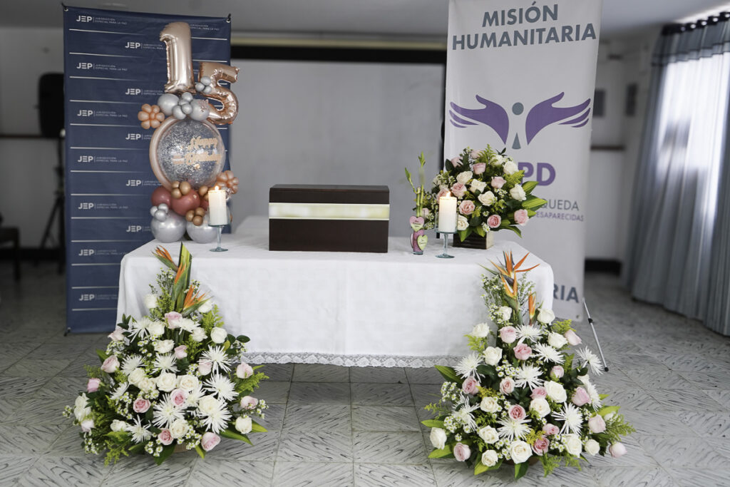 Entrega digna de una persona desaparecida en La Unión Peneya, vereda del municipio de La Montañita (Caquetá). Ceremonia con su familia