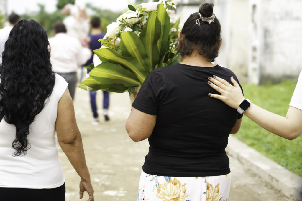 Entrega digna de una persona desaparecida en La Unión Peneya, vereda del municipio de La Montañita (Caquetá). Ceremonia con su familia