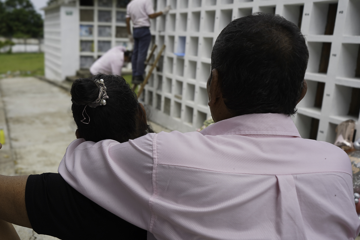 Entrega digna de una persona desaparecida en La Unión Peneya, vereda del municipio de La Montañita (Caquetá). Ceremonia con su familia