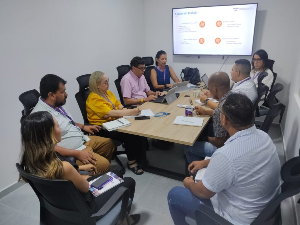 La directora de la UBPD, Luz Janeth Forero Martínez, con el equipo de la entidad en la nueva sede de Santa Marta, en el Magdalena