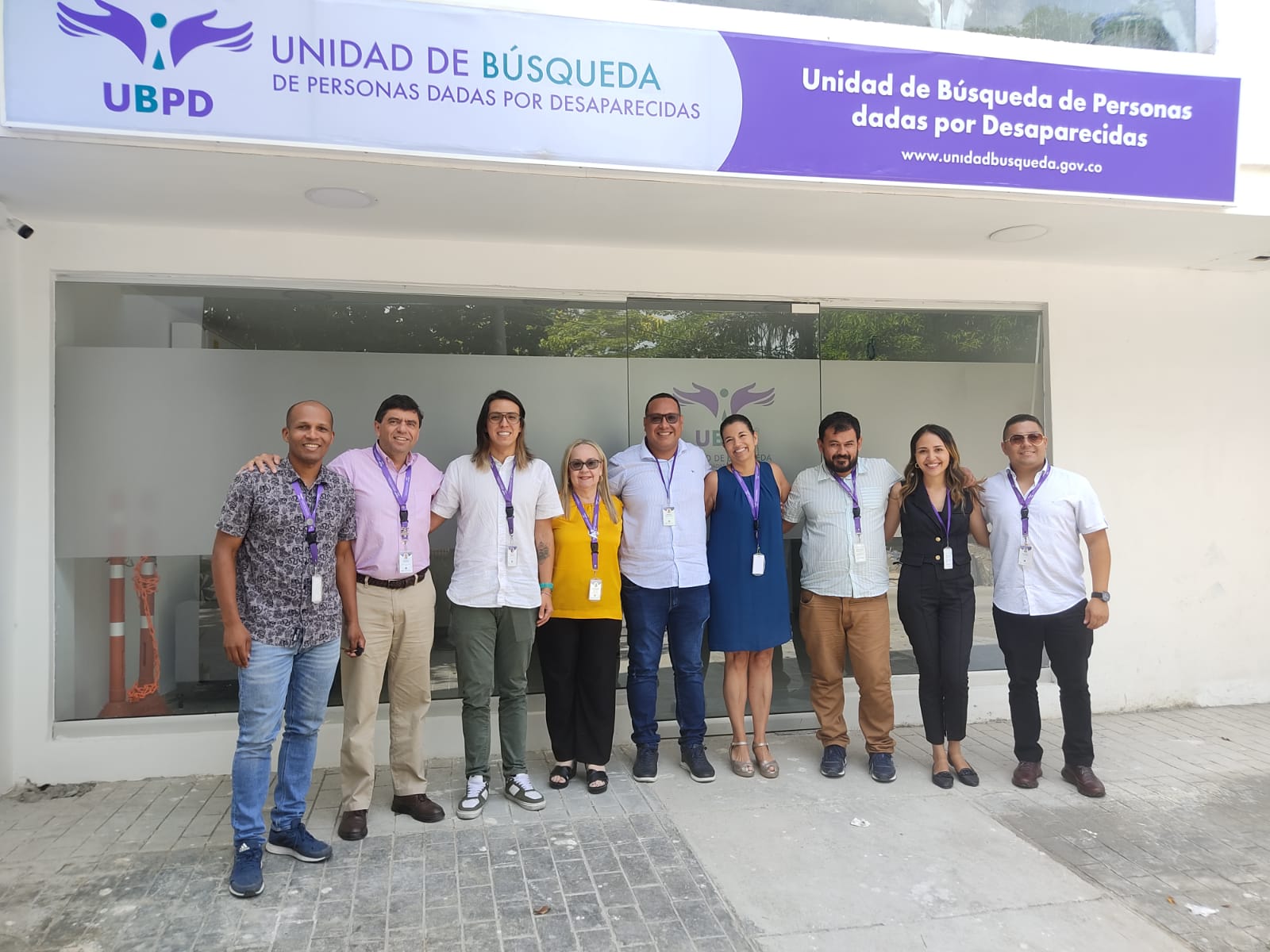 La directora de la UBPD, Luz Janeth Forero Martínez, con el equipo de la entidad en la nueva sede de Santa Marta, en el Magdalena