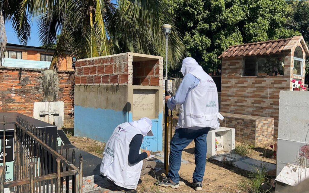 Equipo técnico de la UBPD adelantando investigación humanitaria y extrajudicial en el cementerio Central de Tame, en Arauca