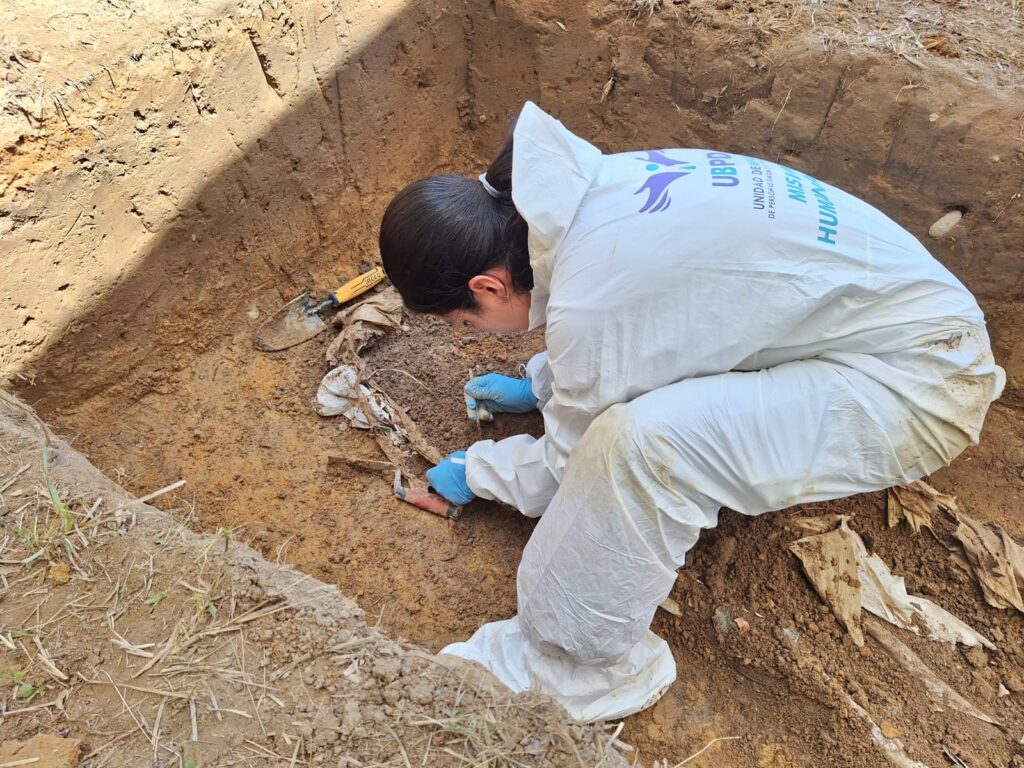 Antropóloga forense de la UBPD en labor de recuperación de cuerpo al interior del cementerio de Barrancabermeja