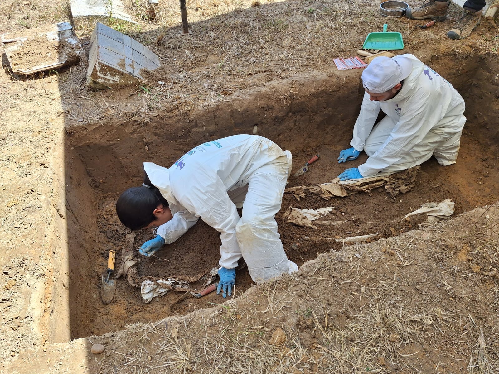 Antropólogos forenses de la UBPD en labor de recuperación de cuerpo al interior del cementerio de Barrancabermeja