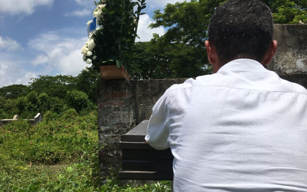 Un familiar de Astolfo con su cuerpo en el cementerio de Magangué, en Bolívar