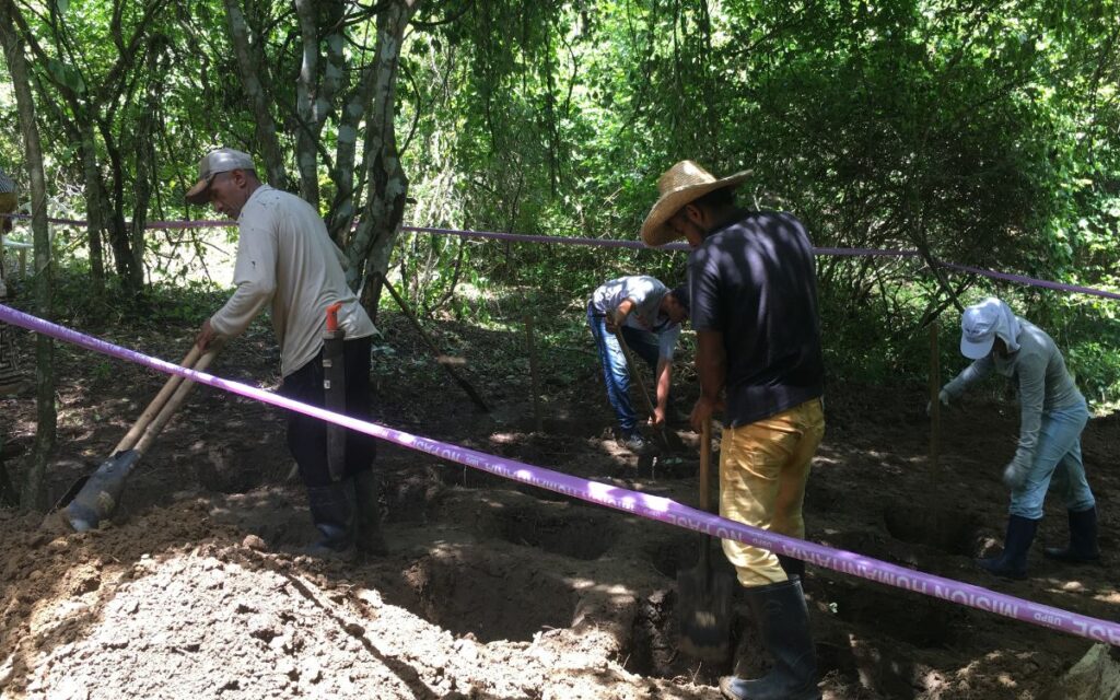 Equipo de investigación y forense de la UBPD en trabajo de campo durante recuperación de cuerpo en Montes de María, Bolívar