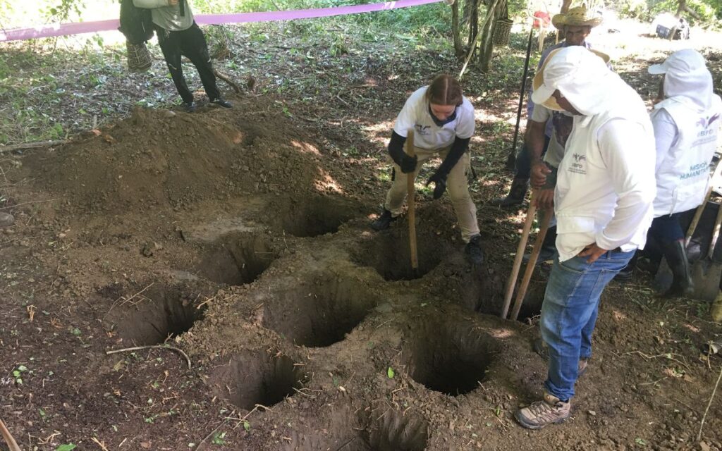 Equipo de investigación y forense de la UBPD en trabajo de campo durante recuperación de cuerpo en Montes de María, Bolívar