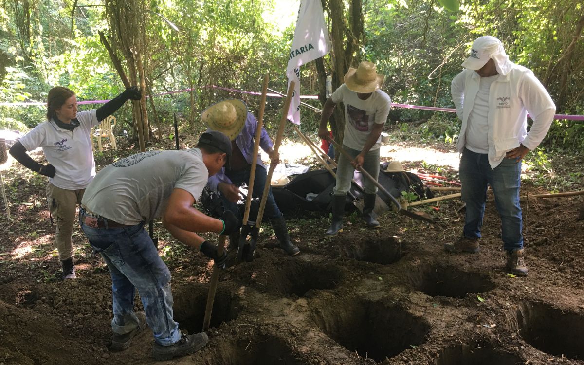 Equipo de investigación y forense de la UBPD en trabajo de campo durante recuperación de cuerpo en Montes de María, Bolívar