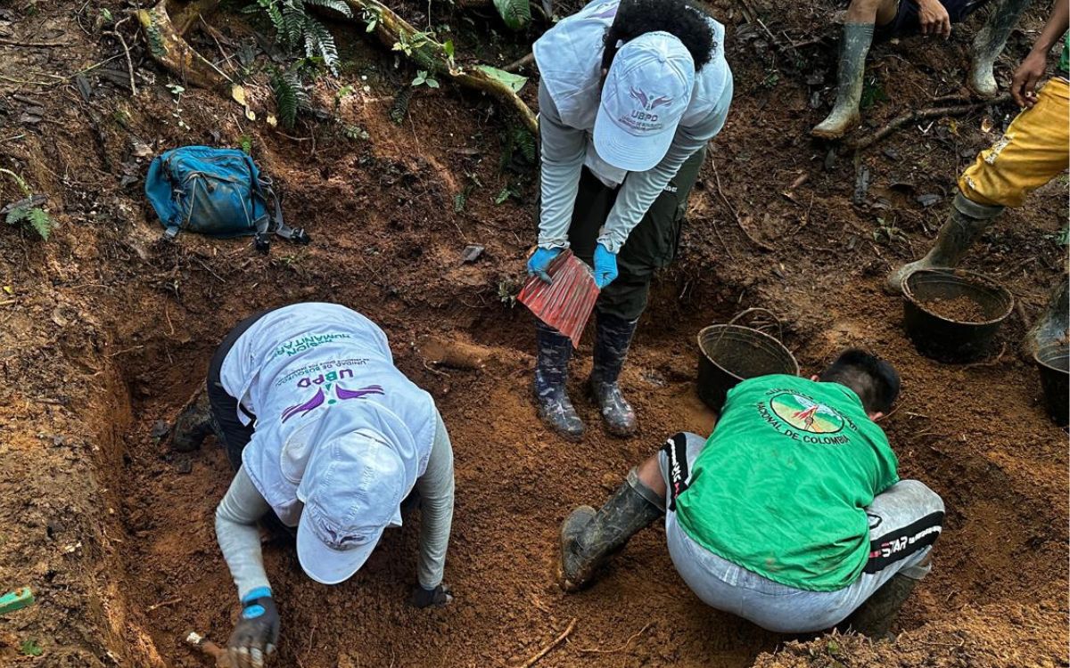 El equipo de la UBPD en Chocó junto con una comunidad embera recuperan dos cuerpos en Bojayá