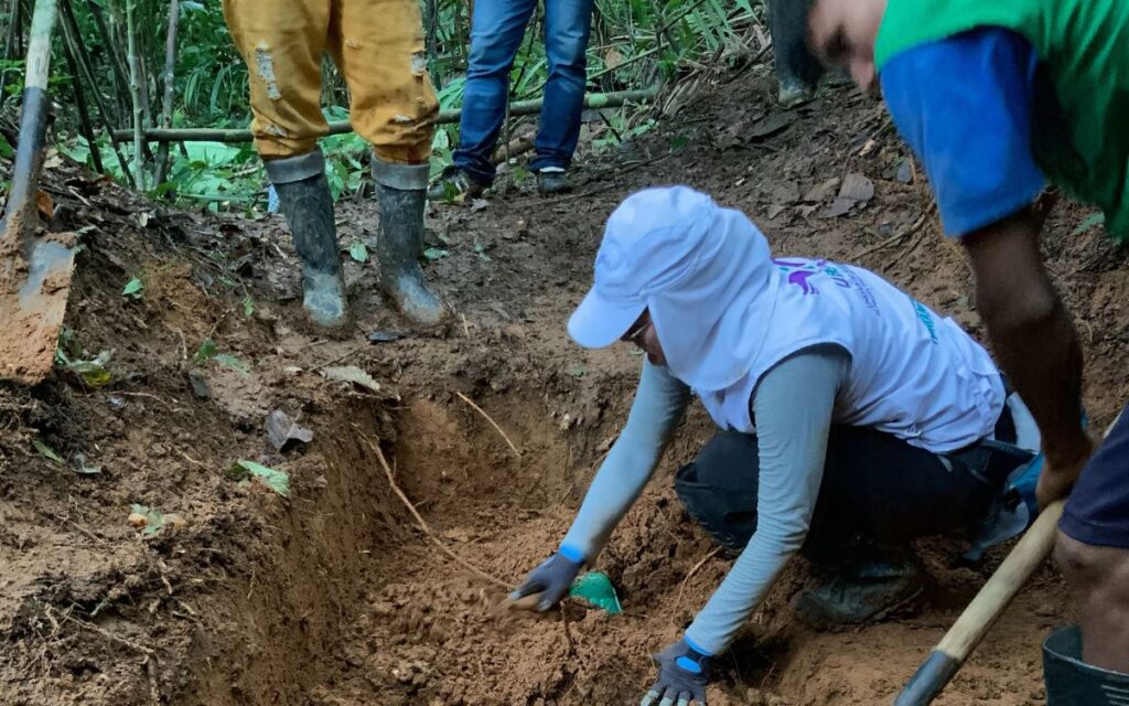 El equipo de la UBPD en Chocó junto con una comunidad embera recuperan dos cuerpos en Bojayá