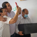 La familia de César Duván Benavides Tabares durante la entrega digna del cuerpo de su familiar, en Neiva