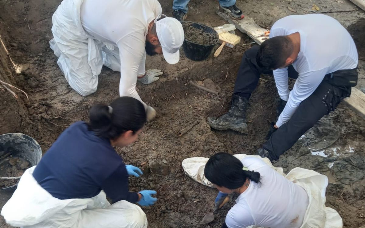 Equipo de la UBPD en el Magdalena Medio en pleno proceso de recuperación de cuerpos en cementerio de Puerto Triunfo, en Antioquia