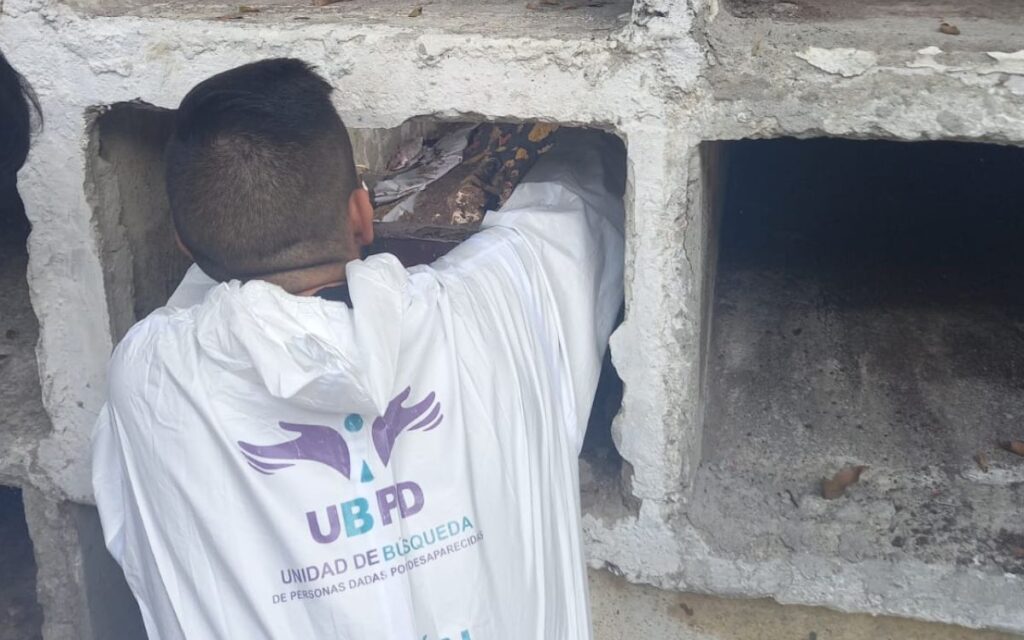 Equipo de la UBPD en el Magdalena Medio en pleno proceso de recuperación de cuerpos en cementerio de Puerto Triunfo, en Antioquia