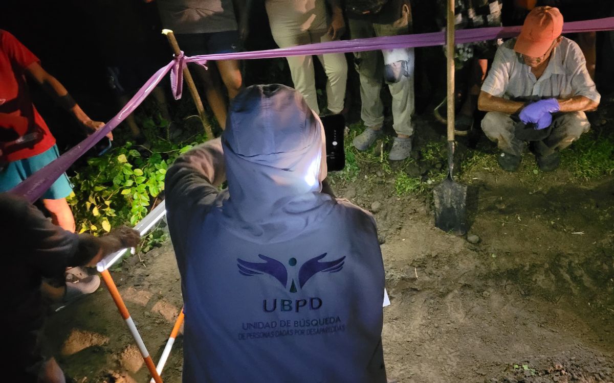 Equipo de la UBPD en un terreno de Ovejas, en Sucre, durante la recuperación de un cuerpo de una persona dada por desaparecida