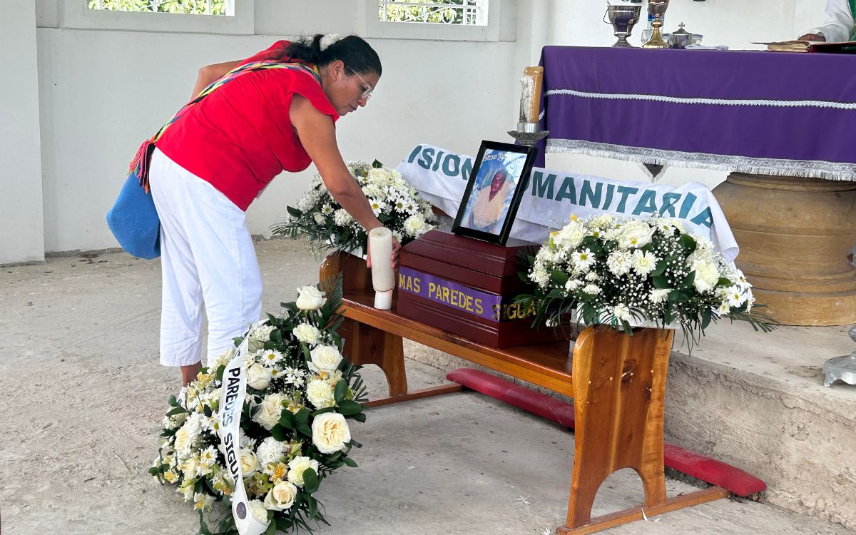 Belén, hermana de Dimas Paredes Sigua, recibe el cuerpo de su hermano, que estuvo desaparecido por 26 años.