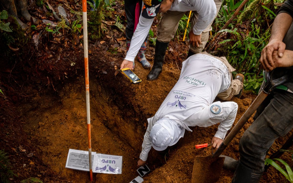 Equipo de la Unidad de Búsqueda en proceso de recuperación de cuerpos en Saladoblando, Huila