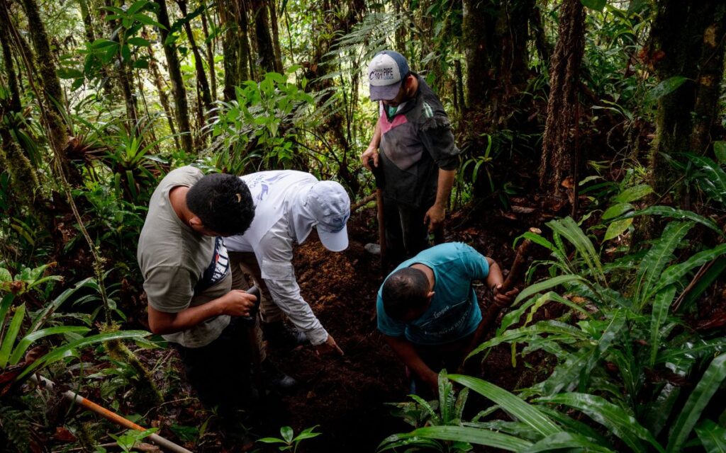 Equipo de la Unidad de Búsqueda en proceso de recuperación de cuerpos en Saladoblando, Huila