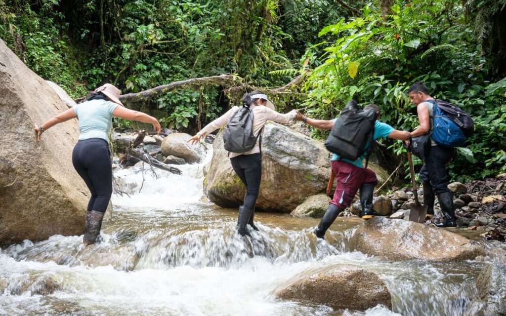 Equipo de la Unidad de Búsqueda y familiares en proceso de recuperación de cuerpos en Saladoblando, Huila