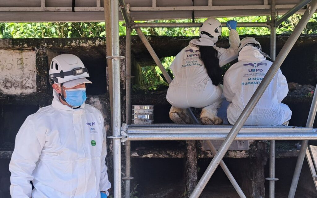 Expertos forenses de la UBPD en proceso de recuperación de cuerpos en cementerio de una corregimiento del norte del Tolima