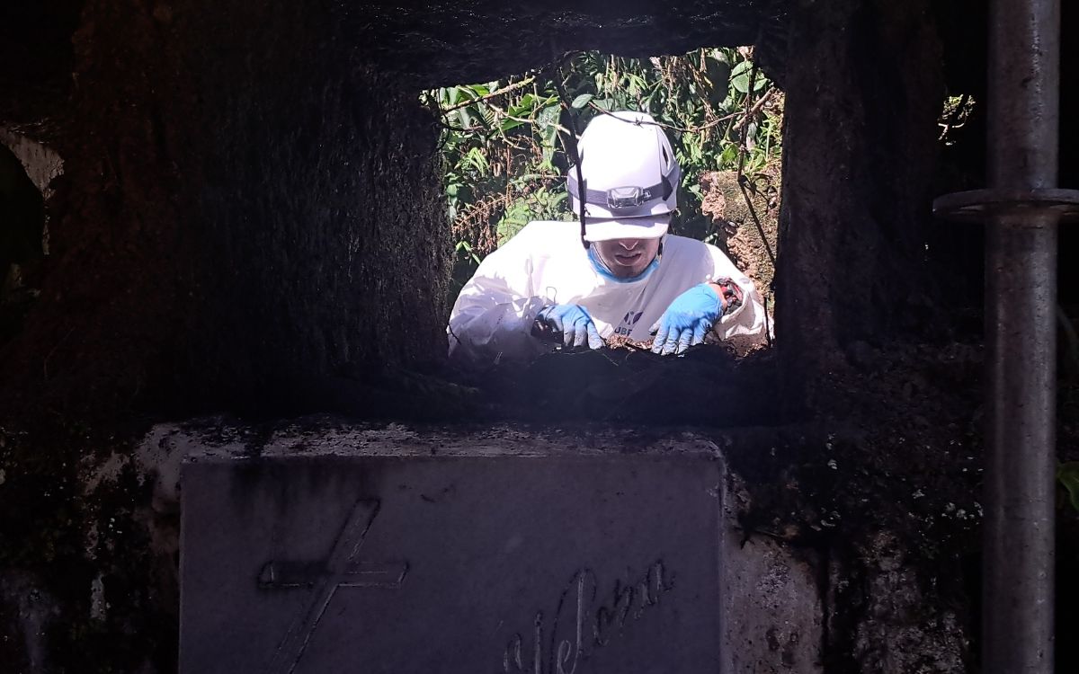 Experto forense de la UBPD en proceso de recuperación de cuerpos en cementerio de una corregimiento del norte del Tolima