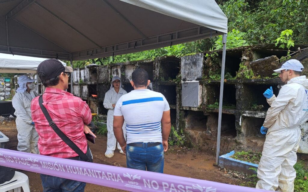 Expertos forenses de la UBPD en proceso de recuperación de cuerpos en cementerio de una corregimiento del norte del Tolima