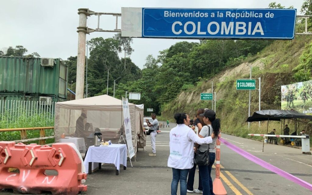 Familiares de Fabio en la frontera Colombia - Ecuador durante la entrega digna de Fabio