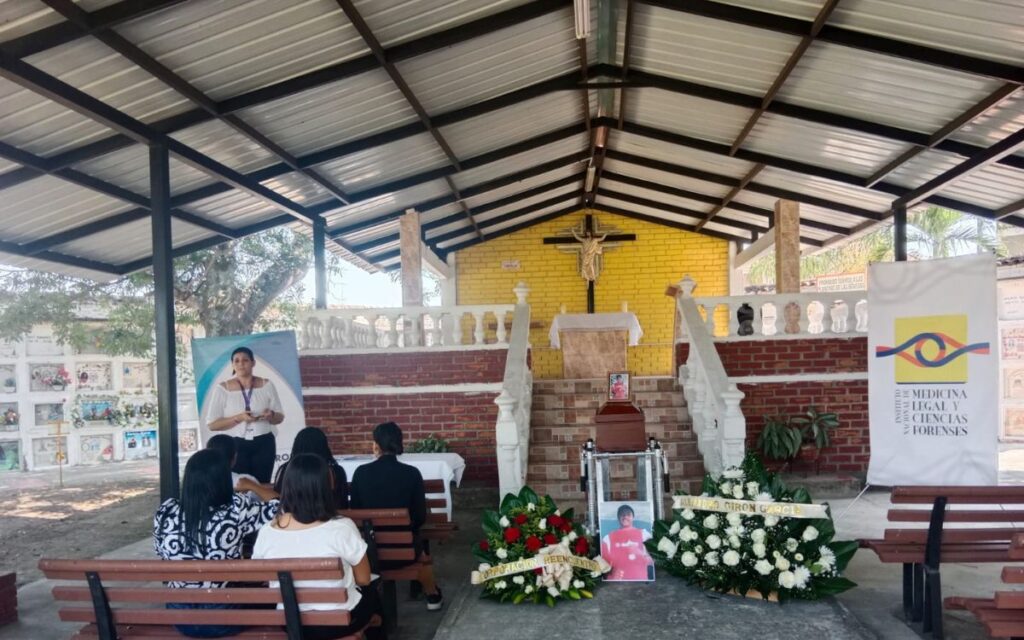 Familia Valle del Cauca frente a la tumba del familiar que estuvo desaparecido por mucho tiempo