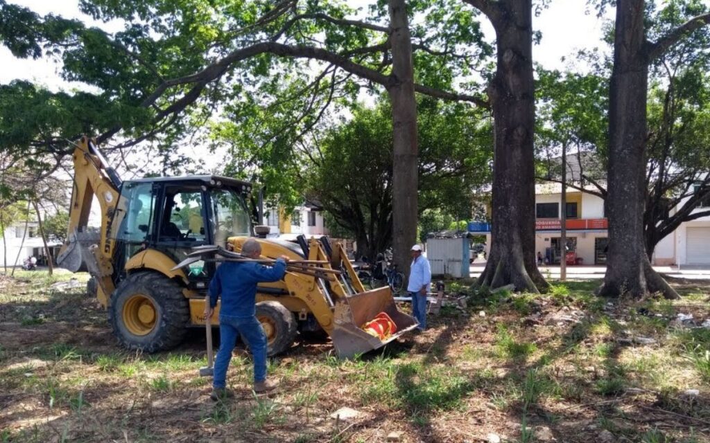 Obreros y trabajadores que apoyan la intervención en el cementerio antiguo de Yopal, en el Casanare