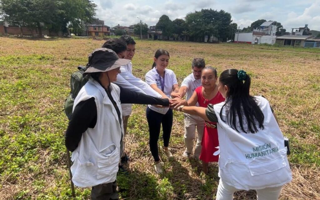 Funcionarios y funcionarias de la UBPD compartiendo y dialogando con personas buscadoras en el cementerio antiguo de Yopal, en el Casanare