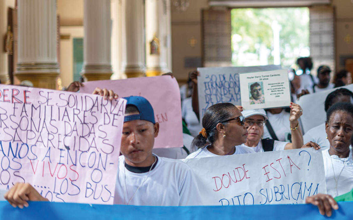 Personas buscadoras de Chocó durante la conmemoración del 30 de agosto